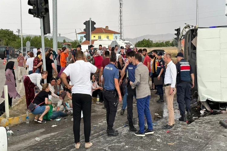 Afyonkarahisar'da midibüs devrildi! Çok sayıda yaralı var... haberinin görseli