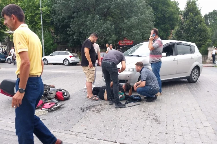 Kütahya'da feci kaza:  Otomobil ile elektrikli motosiklet çarpıştı!