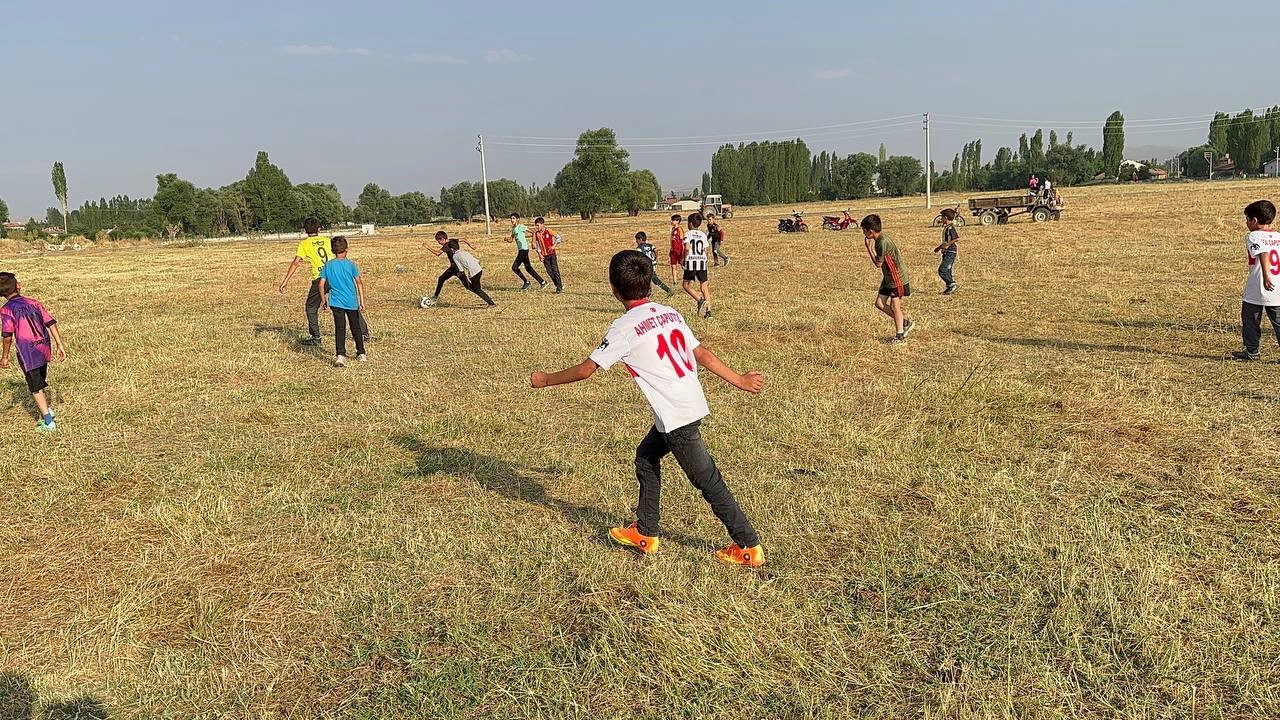 Çocuklar tarım arazilerinde değil halı sahada top koşturmak istiyor
