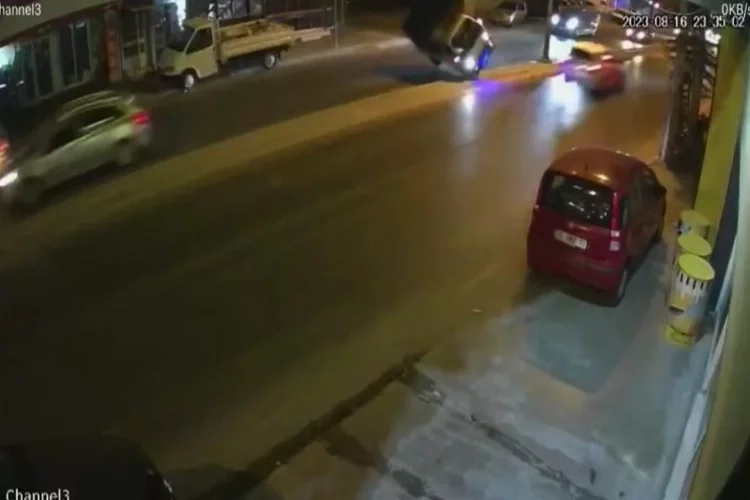 İzmir'de feci kaza: Kamyonet devrildi! haberinin görseli