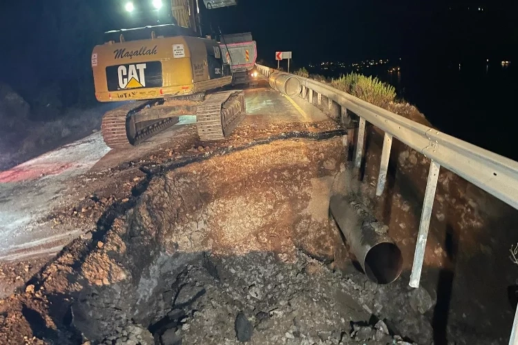 Muğla'da içme suyu isale hattında patlama: Yol çöktü