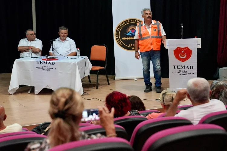 Seferihisar'da deprem konferansı düzenlendi