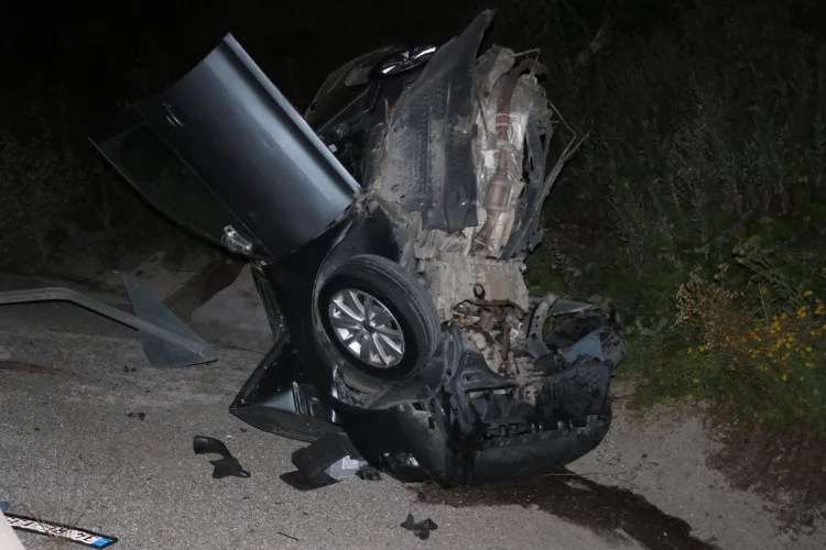 Bolu’da feci kaza: Otomobil ikiye bölündü