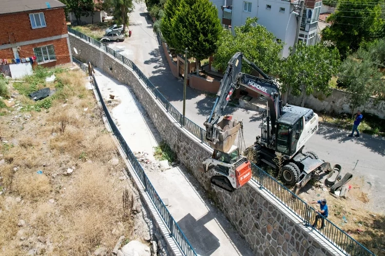 Koku oluşumuna karşı İzmir’deki dere temizlendi