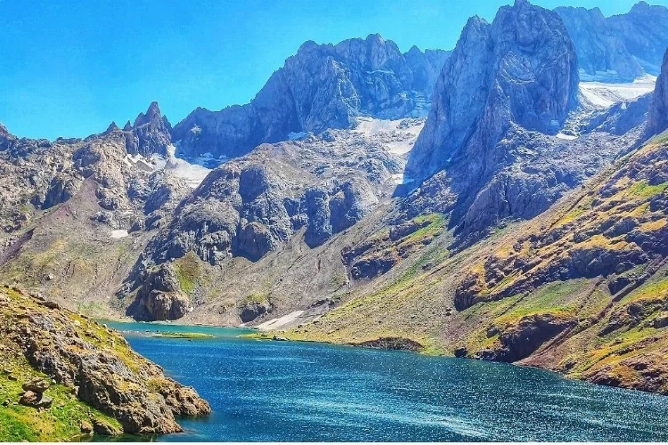 Hakkari’nin buzul gölleri manzarasıyla büyülüyor