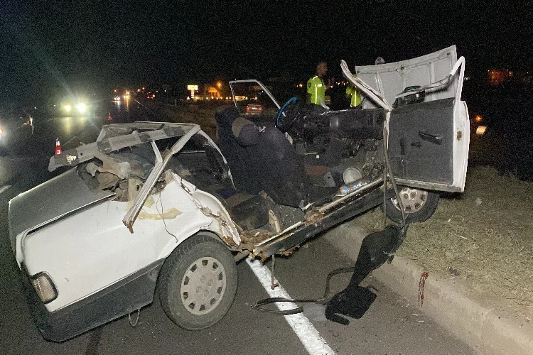 Aksaray’da feci kaza: Otomobilin tavanı koptu