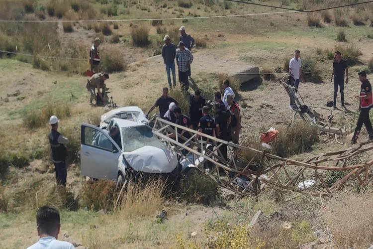 Van'da feci kaza: Otomobil şarampole uçtu