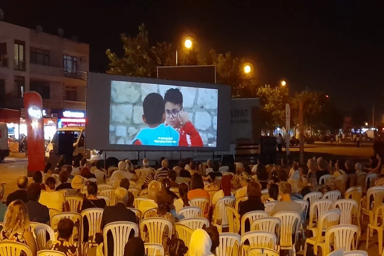 İzmirliler açık havada sinemanın keyfini çıkardı