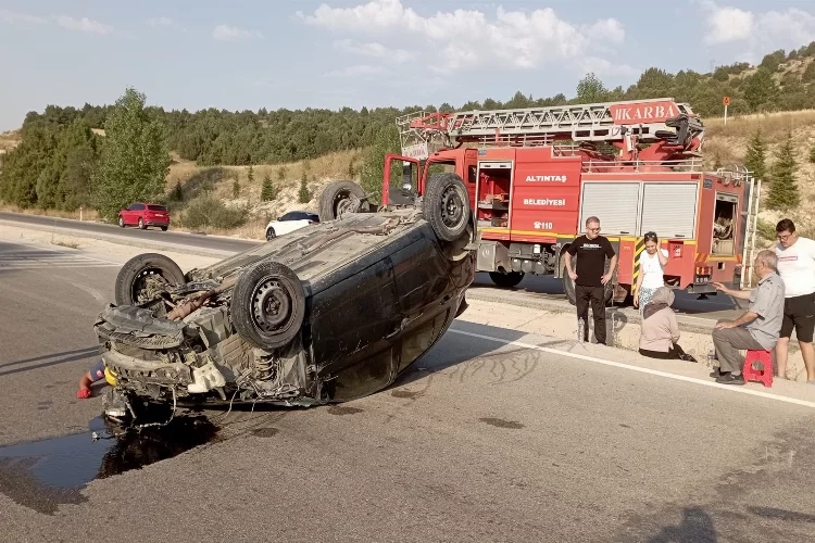 Kütahya'da trafik kazası: Otomobil takla attı! haberinin görseli