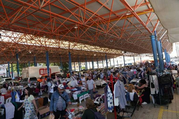 İzmir'de 2. El Eşya ve Antika Pazarı yoğun ilgi görüyor