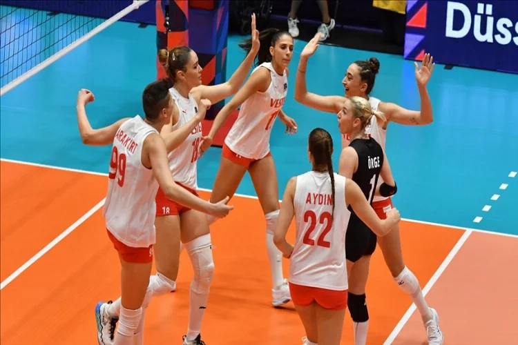 Filenin Sultanları, Avrupa Voleybol Şampiyonası’nda 3’te 3 yaptı haberinin görseli