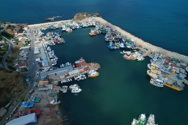 İstanbul’da balıkçılar av için gün sayıyor haberinin görseli
