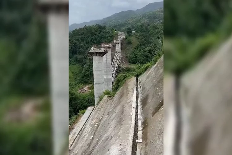 Hindistan'da demir yolu köprüsü çöktü çok sayıda ölü var