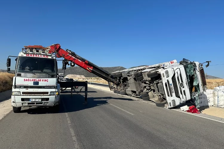 Afyonkarahisar’da boş çuval taşıyan tır devrildi