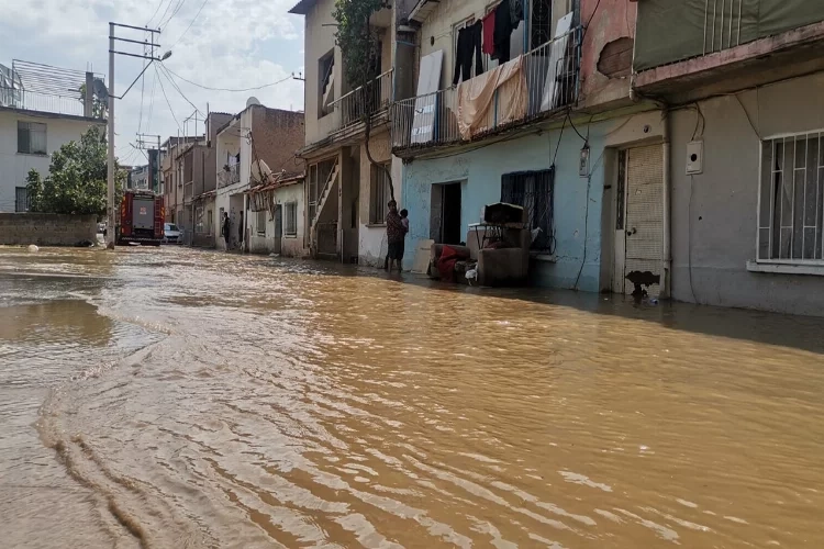 İzmir’de yaz ortasında seli yaşadılar