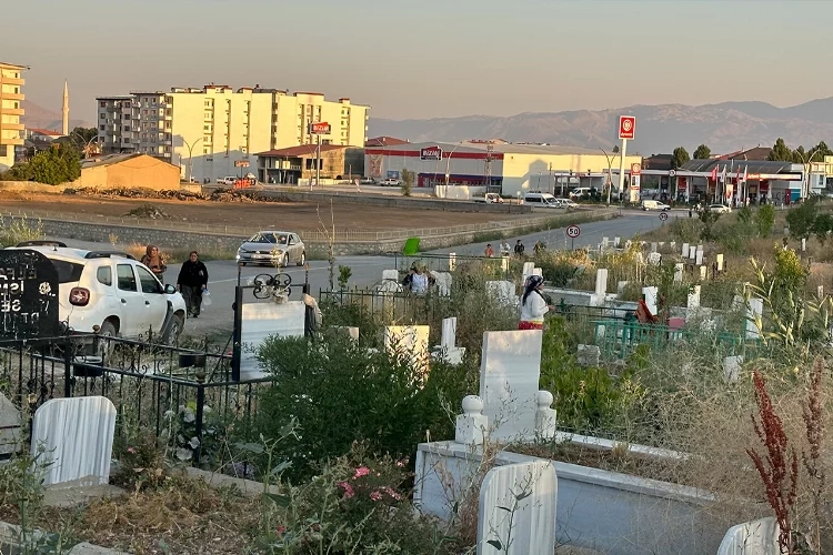 Mezarlıkta yer kalmadı! Hakkari’de mezarlar yola taştı