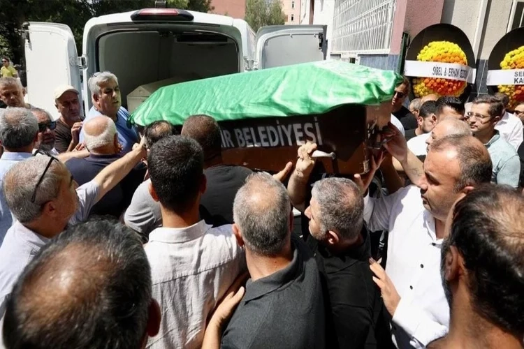 Maganda kurşunuyla hayatını kaybeden adam toprağa verildi haberinin görseli