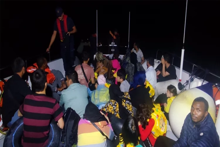 İzmir’de 22 düzensiz göçmen kurtarıldı haberinin görseli