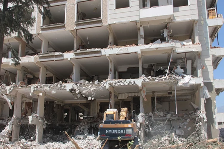Depremden etkilenen Hatay’da ağır hasarlı binaların yıkımı devam ediyor haberinin görseli