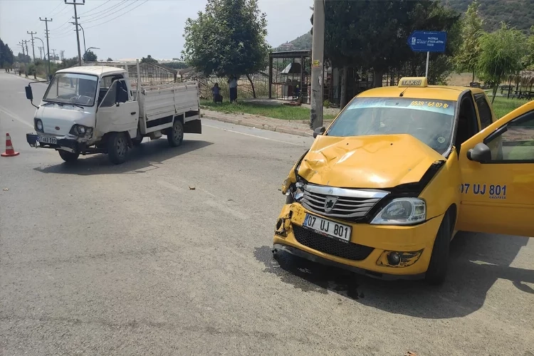 Antalya’da feci kaza: Ticari taksi ile kamyonet çarpıştı