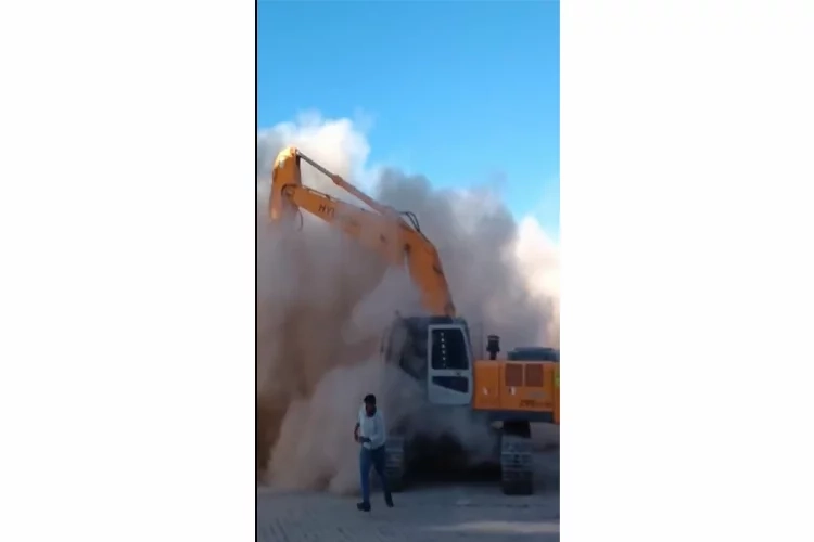 Ağır hasarlı bina tek dokunuşla yerle bir oldu haberinin görseli