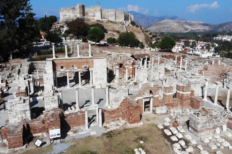 Ayasuluk Kalesi ve St. Jean Anıtı inanç turizmi rotasına kazandırılacak haberinin görseli