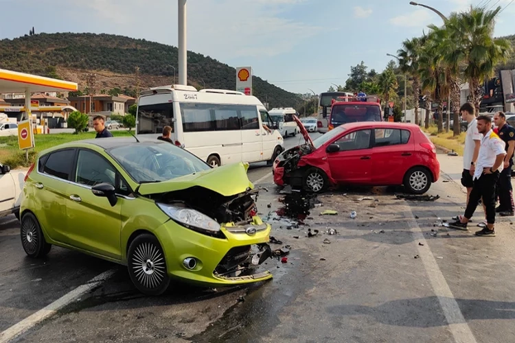 Aydın’da iki otomobil kafa kafaya çarpıştı