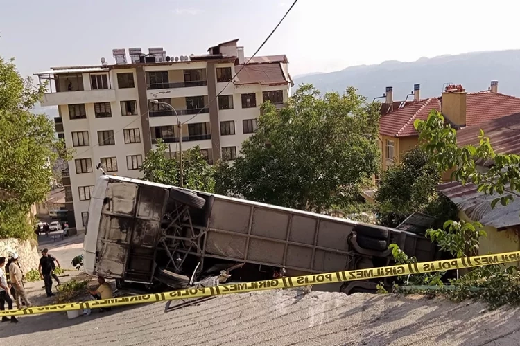 Karaman'da tur otobüsü devrildi: Çok sayıda yaralı var