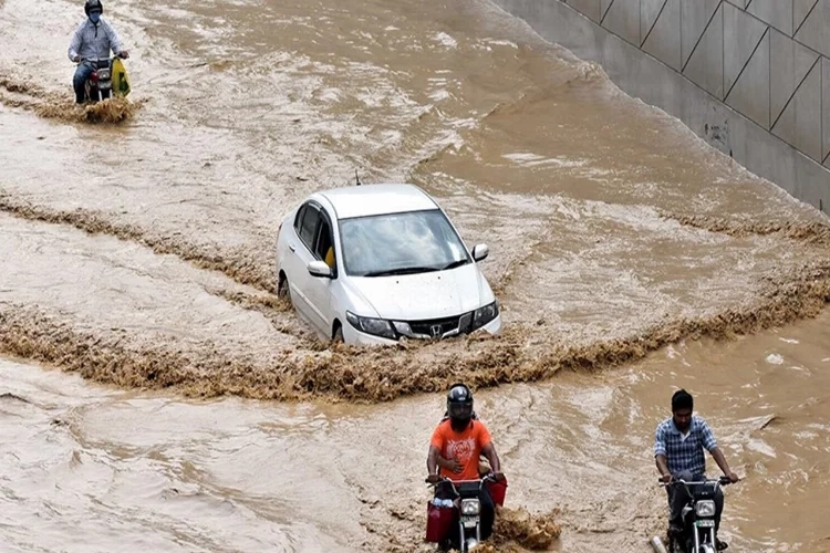 Pakistan'da 100 binden fazla kişi tahliye edildi