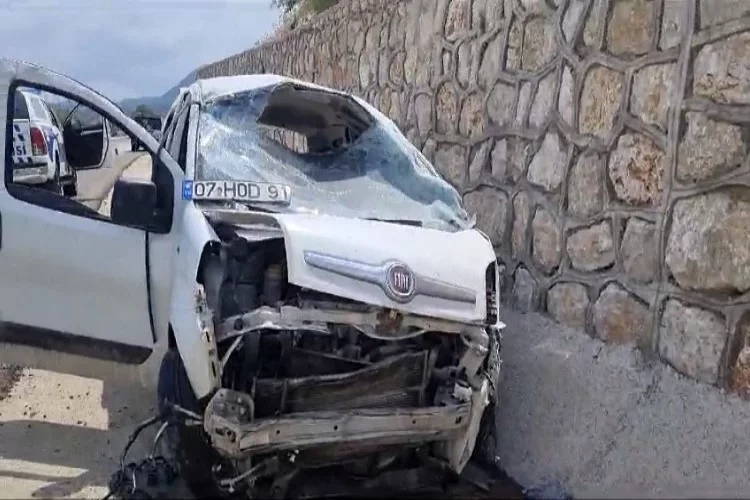 Antalya’da trafik kazası: Takla atarak durabildi haberinin görseli