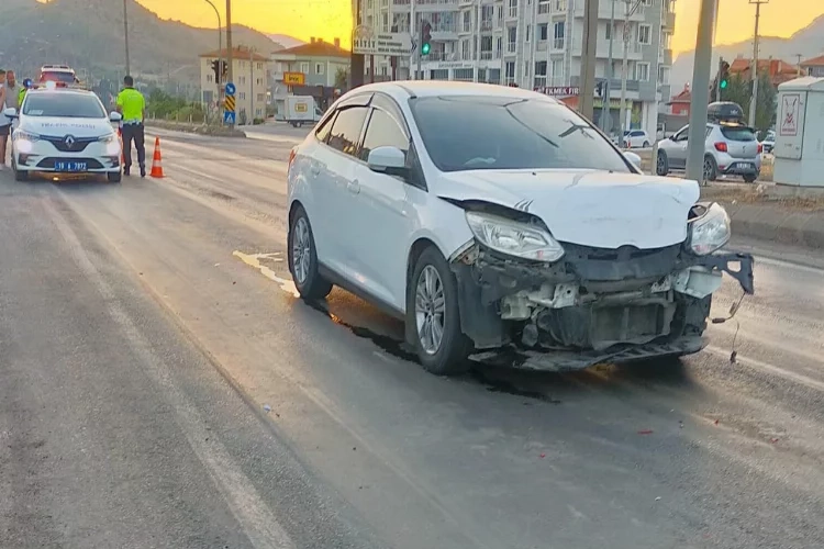 Kırmızı ışıkta beklerken kazaya karıştı haberinin görseli