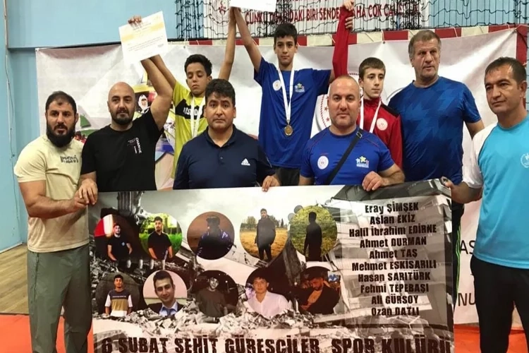 Yunusemreli güreşçiler 3 madalya ile geri döndü haberinin görseli