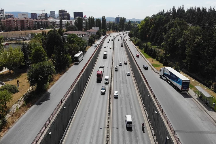 Uzun yola gideceklere uyarı: Hararet yakıt tüketimini arttırıyor haberinin görseli