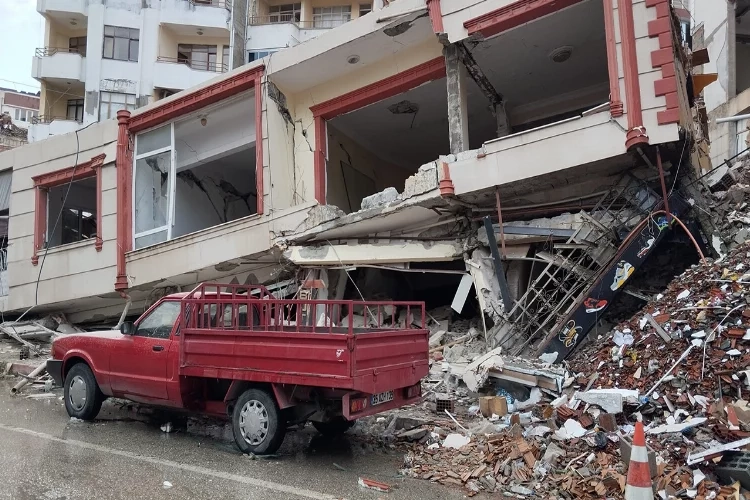 Hatay'da ağır hasarlı bina kendiliğinden yıkıldı