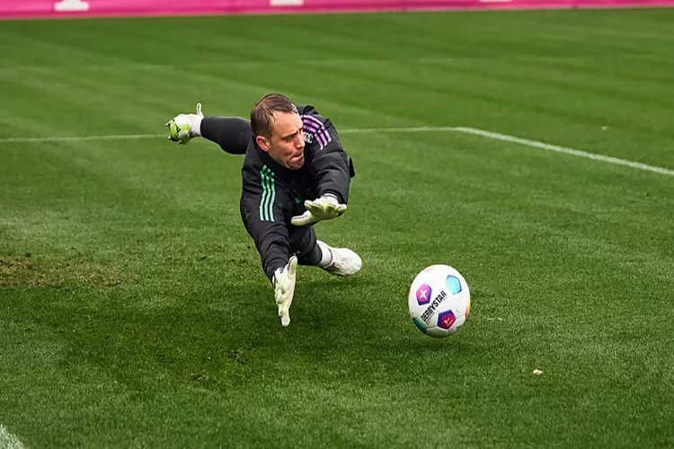 Manuel Neuer, 9 ay sonra antrenmanlara başladı