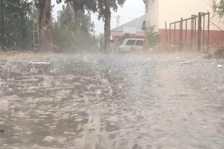 Mersin'de sağanak yağmur etkili oluyor haberinin görseli