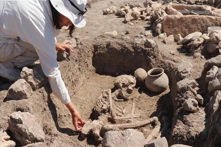 Çayönü Höyüğünde 5 sandık mezar daha bulundu