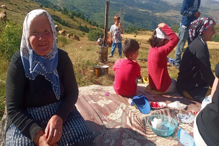 Posof'un bilmece ninesi neşe saçıyor haberinin görseli