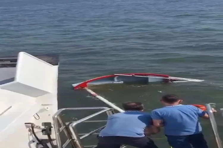 İzmir Körfezi'nde panik: Tekne alabora oldu haberinin görseli