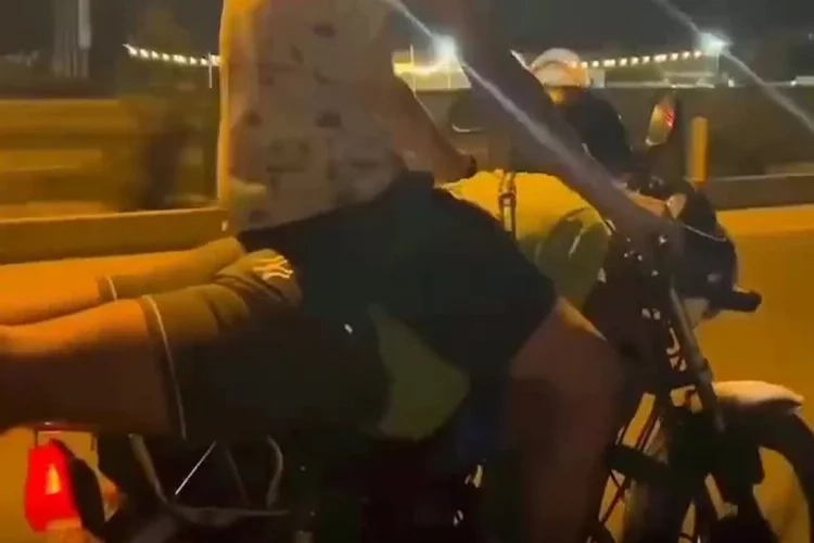 Trafik canavarları motosikletle tehlikeli sürüş yaptı haberinin görseli