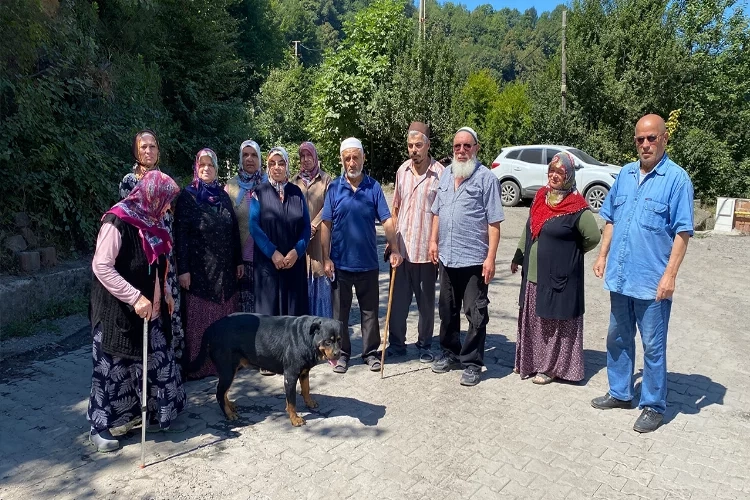 Mahalle sakinleri, yolu ulaşıma kapattı