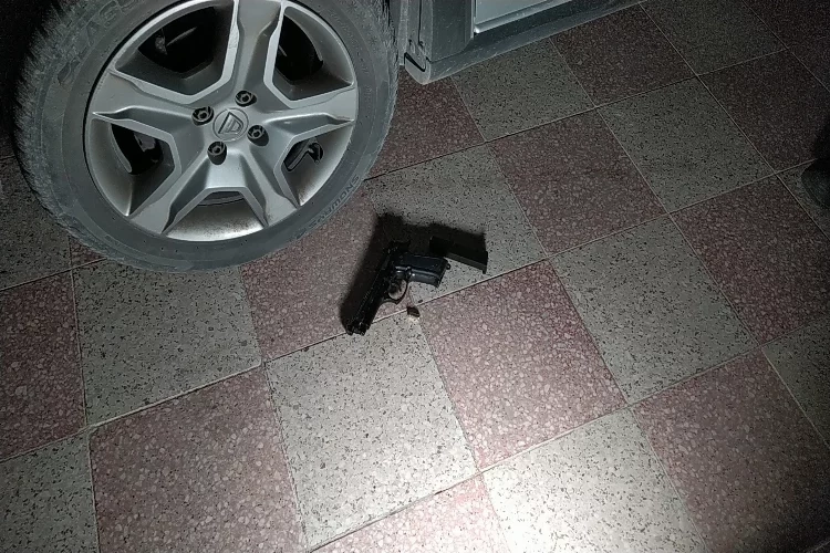Çorum'da bir apartman bahçesinde tabanca bulundu haberinin görseli