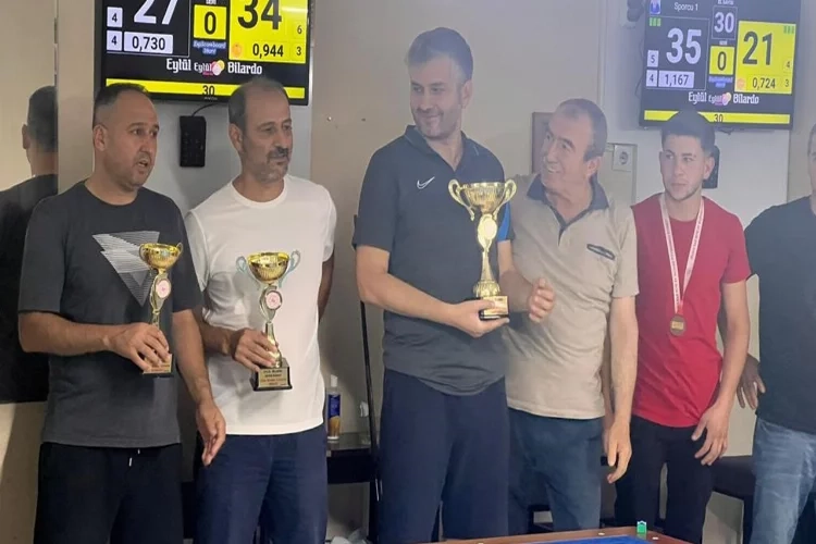 Bilardo turnuvasında kıyasıya yarıştılar haberinin görseli