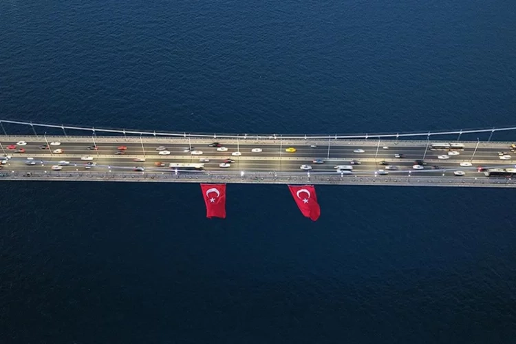 15 Temmuz Şehitler Köprüsü ve Maslak'taki binalarda Türk bayrağı şöleni haberinin görseli