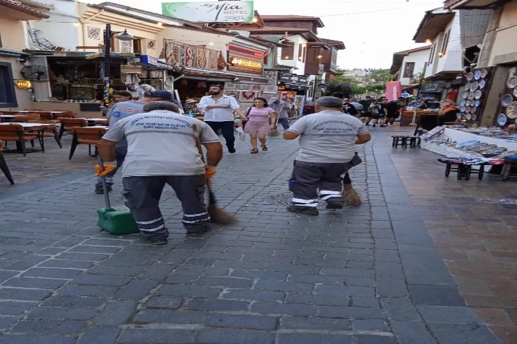 Antalya sokaklarında temizlik mesaisi haberinin görseli