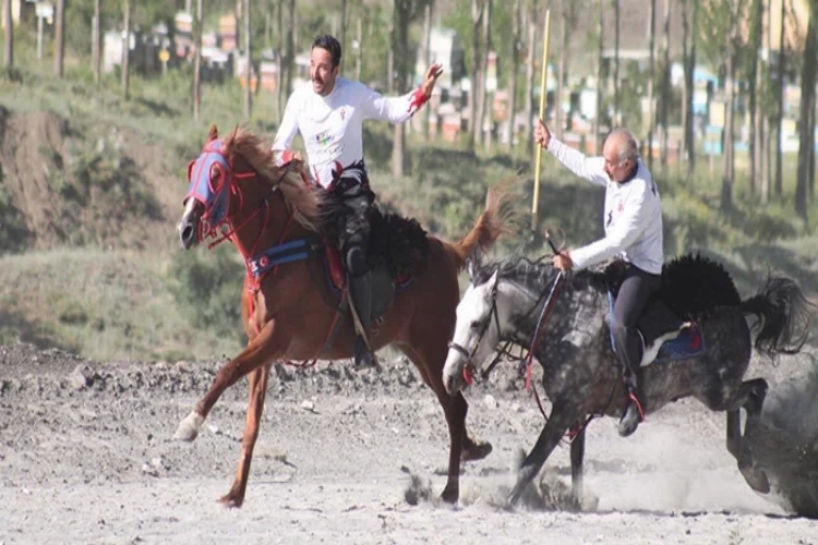 Bayburt'ta hem halay çektiler hem de cirit oynadılar