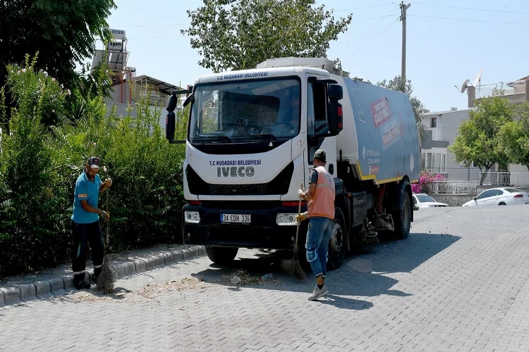 Kuşadası Belediyesi, ilçede temizlik çalışmalarını sürdürüyor