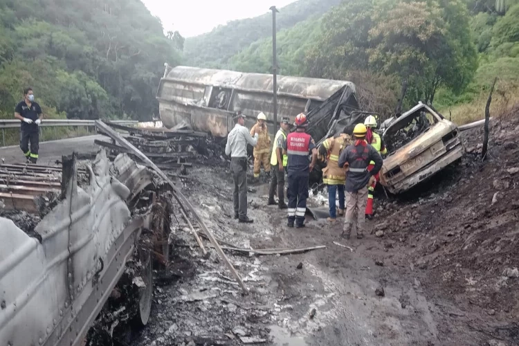 Meksika’da feci tanker kazası: Yanarak can verdiler haberinin görseli