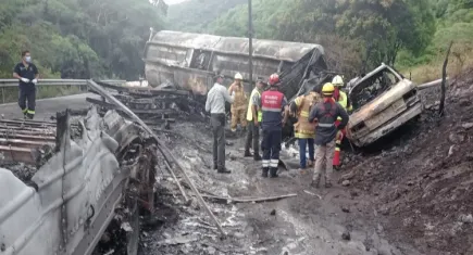 Meksika’da feci tanker kazası: Yanarak can verdiler haberinin görseli