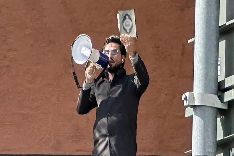 Tiktok’ta Kur'an-ı Kerim yakan Momika'nın hesabına büyük ceza! haberinin görseli